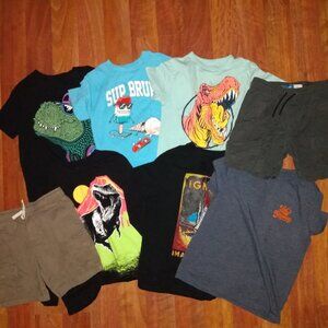 Boys graphic T-shirts and cargo shorts